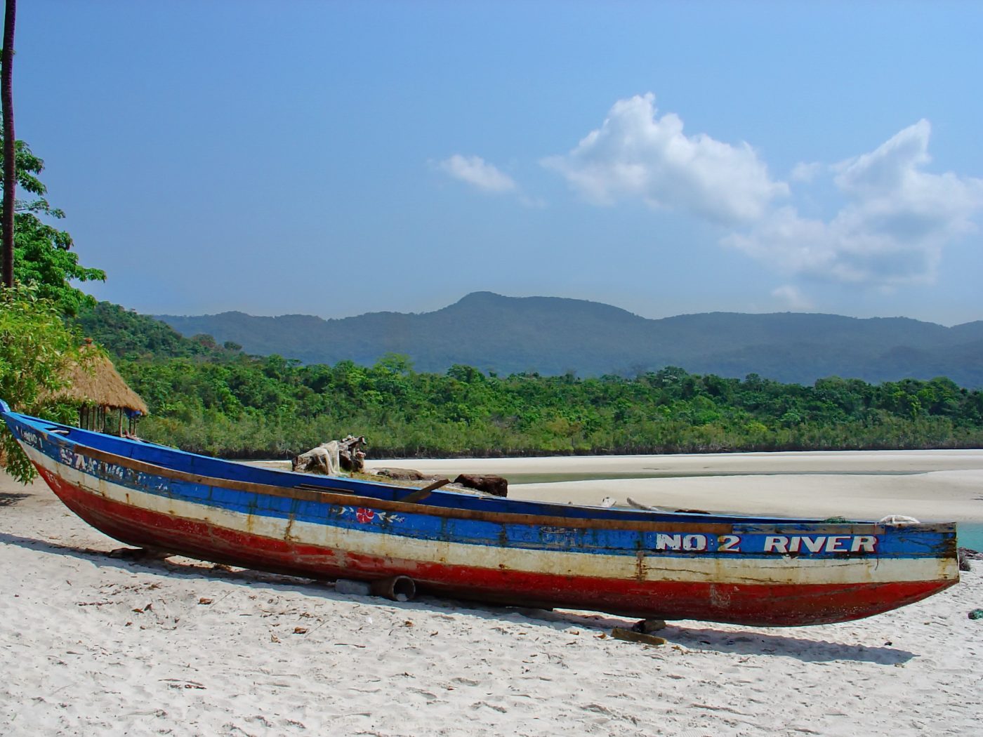 A fishing canoe on No. 2 River Beach (photo: Hussein Kefel, CC BY-SA 3.0)